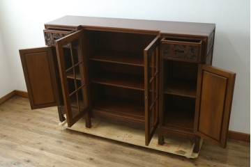 ヴィンテージ家具　1960年から1970年頃　高級品　シノワズリ様式　クルミ材　手彫りの彫刻が細やかで美しいサイドボード　(R-066275)