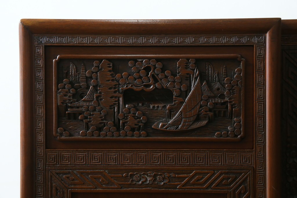 ヴィンテージ家具　1960年から1970年頃　高級品　シノワズリ様式　クルミ材　手彫りの彫刻が細やかで美しいサイドボード　(R-066275)