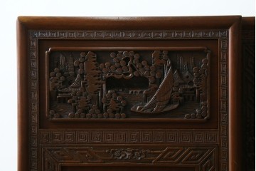 ヴィンテージ家具　1960年から1970年頃　高級品　シノワズリ様式　クルミ材　手彫りの彫刻が細やかで美しいサイドボード　(R-066275)