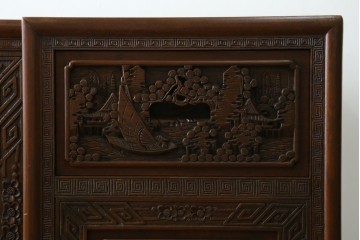 ヴィンテージ家具　1960年から1970年頃　高級品　シノワズリ様式　クルミ材　手彫りの彫刻が細やかで美しいサイドボード　(R-066275)