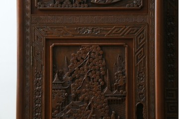 ヴィンテージ家具　1960年から1970年頃　高級品　シノワズリ様式　クルミ材　手彫りの彫刻が細やかで美しいサイドボード　(R-066275)