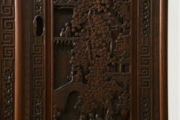 ヴィンテージ家具　1960年から1970年頃　高級品　シノワズリ様式　クルミ材　手彫りの彫刻が細やかで美しいサイドボード　(R-066275)
