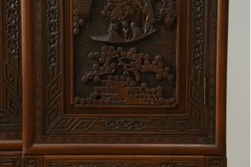 ヴィンテージ家具　1960年から1970年頃　高級品　シノワズリ様式　クルミ材　手彫りの彫刻が細やかで美しいサイドボード　(R-066275)