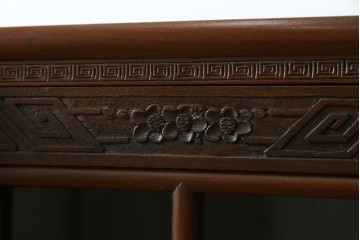 ヴィンテージ家具　1960年から1970年頃　高級品　シノワズリ様式　クルミ材　手彫りの彫刻が細やかで美しいサイドボード　(R-066275)