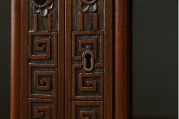ヴィンテージ家具　1960年から1970年頃　高級品　シノワズリ様式　クルミ材　手彫りの彫刻が細やかで美しいサイドボード　(R-066275)