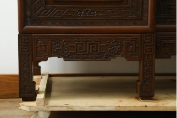 ヴィンテージ家具　1960年から1970年頃　高級品　シノワズリ様式　クルミ材　手彫りの彫刻が細やかで美しいサイドボード　(R-066275)