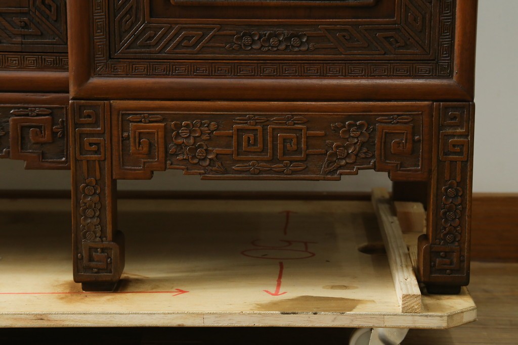 ヴィンテージ家具　1960年から1970年頃　高級品　シノワズリ様式　クルミ材　手彫りの彫刻が細やかで美しいサイドボード　(R-066275)