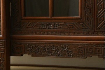 ヴィンテージ家具　1960年から1970年頃　高級品　シノワズリ様式　クルミ材　手彫りの彫刻が細やかで美しいサイドボード　(R-066275)