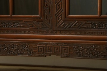 ヴィンテージ家具　1960年から1970年頃　高級品　シノワズリ様式　クルミ材　手彫りの彫刻が細やかで美しいサイドボード　(R-066275)