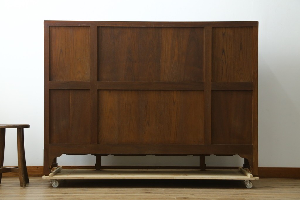 ヴィンテージ家具　1960年から1970年頃　高級品　シノワズリ様式　クルミ材　手彫りの彫刻が細やかで美しいサイドボード　(R-066275)