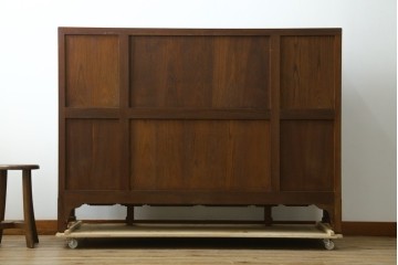 ヴィンテージ家具　1960年から1970年頃　高級品　シノワズリ様式　クルミ材　手彫りの彫刻が細やかで美しいサイドボード　(R-066275)