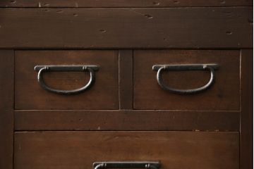 和製アンティーク　飛騨(岐阜)産　古民家スタイルにおすすめな水屋箪笥サイドボード(収納棚、戸棚、時代箪笥、引き出し、収納箪笥)(R-066278)