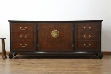 中古　レア品　DREXEL HERITAGE(ドレクセルヘリテイジ)　シノワズリ様式　品のある佇まいと細やかな彫刻が美しいサイドボード(チェスト、引き出し、洋服タンス、テレビ台、テレビボード)(R-066297)