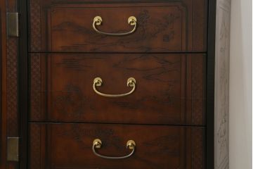 中古　レア品　DREXEL HERITAGE(ドレクセルヘリテイジ)　シノワズリ様式　品のある佇まいと細やかな彫刻が美しいサイドボード(チェスト、引き出し、洋服タンス、テレビ台、テレビボード)(R-066297)