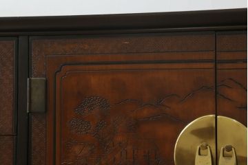 中古　レア品　DREXEL HERITAGE(ドレクセルヘリテイジ)　シノワズリ様式　品のある佇まいと細やかな彫刻が美しいサイドボード(チェスト、引き出し、洋服タンス、テレビ台、テレビボード)(R-066297)