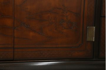 中古　レア品　DREXEL HERITAGE(ドレクセルヘリテイジ)　シノワズリ様式　品のある佇まいと細やかな彫刻が美しいサイドボード(チェスト、引き出し、洋服タンス、テレビ台、テレビボード)(R-066297)
