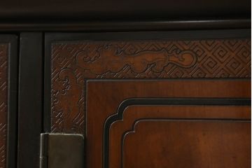 中古　レア品　DREXEL HERITAGE(ドレクセルヘリテイジ)　シノワズリ様式　品のある佇まいと細やかな彫刻が美しいサイドボード(チェスト、引き出し、洋服タンス、テレビ台、テレビボード)(R-066297)