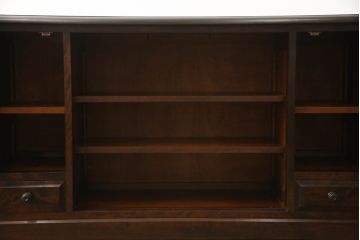 中古　北海道民芸家具　クラシカルな雰囲気が魅力!!落ち着きのある空間づくりにおすすめのサイドボード(サイドキャビネット、収納棚、戸棚、リビングボード)(R-066299)
