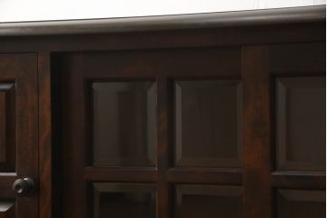 中古　北海道民芸家具　クラシカルな雰囲気が魅力!!落ち着きのある空間づくりにおすすめのサイドボード(サイドキャビネット、収納棚、戸棚、リビングボード)(R-066299)
