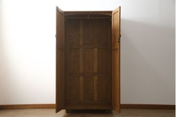 イギリスビンテージ　希少!!　ERCOL(アーコール)　美しい木目と滑らかに面取りされた扉が上品な雰囲気を醸し出すワードローブ(洋服タンス、収納棚、戸棚、キャビネット、ヴィンテージ、英国)(R-066300)