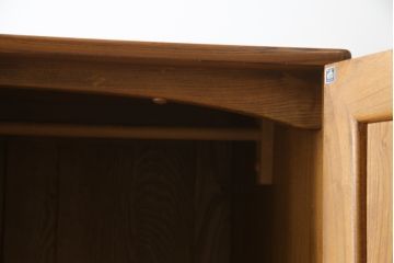 イギリスビンテージ　希少!!　ERCOL(アーコール)　美しい木目と滑らかに面取りされた扉が上品な雰囲気を醸し出すワードローブ(洋服タンス、収納棚、戸棚、キャビネット、ヴィンテージ、英国)(R-066300)