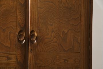 イギリスビンテージ　希少!!　ERCOL(アーコール)　美しい木目と滑らかに面取りされた扉が上品な雰囲気を醸し出すワードローブ(洋服タンス、収納棚、戸棚、キャビネット、ヴィンテージ、英国)(R-066300)
