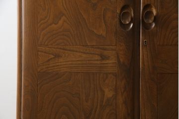イギリスビンテージ　希少!!　ERCOL(アーコール)　美しい木目と滑らかに面取りされた扉が上品な雰囲気を醸し出すワードローブ(洋服タンス、収納棚、戸棚、キャビネット、ヴィンテージ、英国)(R-066300)