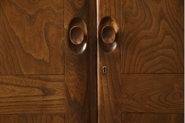 イギリスビンテージ　希少!!　ERCOL(アーコール)　美しい木目と滑らかに面取りされた扉が上品な雰囲気を醸し出すワードローブ(洋服タンス、収納棚、戸棚、キャビネット、ヴィンテージ、英国)(R-066300)