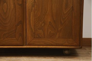 イギリスビンテージ　希少!!　ERCOL(アーコール)　美しい木目と滑らかに面取りされた扉が上品な雰囲気を醸し出すワードローブ(洋服タンス、収納棚、戸棚、キャビネット、ヴィンテージ、英国)(R-066300)