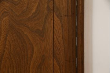 イギリスビンテージ　希少!!　ERCOL(アーコール)　美しい木目と滑らかに面取りされた扉が上品な雰囲気を醸し出すワードローブ(洋服タンス、収納棚、戸棚、キャビネット、ヴィンテージ、英国)(R-066300)