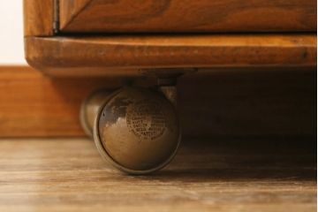 イギリスビンテージ　希少!!　ERCOL(アーコール)　美しい木目と滑らかに面取りされた扉が上品な雰囲気を醸し出すワードローブ(洋服タンス、収納棚、戸棚、キャビネット、ヴィンテージ、英国)(R-066300)