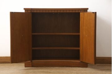 中古　DREXEL HERITAGE(ドレクセルヘリテイジ)　Triune(トライユン)　クラシカルな佇まいが魅力のコンソールテーブル(ホールチェスト、サイドボード、収納棚、戸棚、サイドキャビネット)(定価約34万円)(R-066301)
