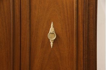 中古　DREXEL HERITAGE(ドレクセルヘリテイジ)　Triune(トライユン)　クラシカルな佇まいが魅力のコンソールテーブル(ホールチェスト、サイドボード、収納棚、戸棚、サイドキャビネット)(定価約34万円)(R-066301)