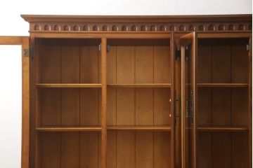 中古　希少モデル!!　横浜クラシック家具　ダニエル(Daniel)　スパニッシュシリーズ　樺材　気品溢れる佇まいが美しいキャビネット(二段重ね収納棚、飾り棚、戸棚、食器棚、カップボード)(R-066302)