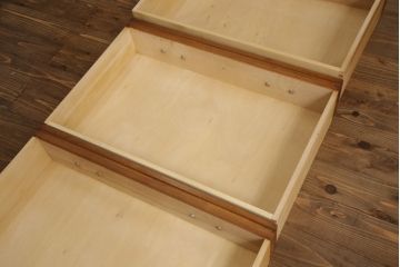中古　希少モデル!!　横浜クラシック家具　ダニエル(Daniel)　スパニッシュシリーズ　樺材　気品溢れる佇まいが美しいキャビネット(二段重ね収納棚、飾り棚、戸棚、食器棚、カップボード)(R-066302)