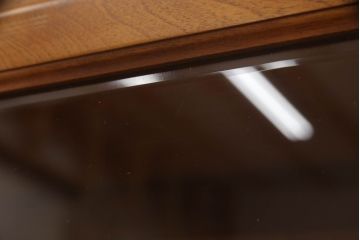中古　希少モデル!!　横浜クラシック家具　ダニエル(Daniel)　スパニッシュシリーズ　樺材　気品溢れる佇まいが美しいキャビネット(二段重ね収納棚、飾り棚、戸棚、食器棚、カップボード)(R-066302)