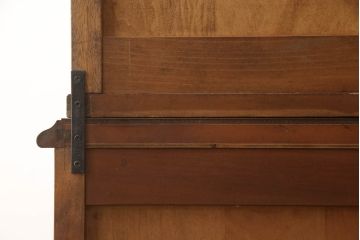 中古　希少モデル!!　横浜クラシック家具　ダニエル(Daniel)　スパニッシュシリーズ　樺材　気品溢れる佇まいが美しいキャビネット(二段重ね収納棚、飾り棚、戸棚、食器棚、カップボード)(R-066302)