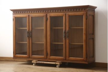 中古　希少モデル!!　横浜クラシック家具　ダニエル(Daniel)　スパニッシュシリーズ　脚(台輪)付きリメイク　樺材　気品溢れる佇まいが美しいサイドボード(サイドキャビネット、収納棚、戸棚、飾り棚、コレクションケース)(R-066303)