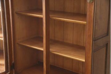 中古　希少モデル!!　横浜クラシック家具　ダニエル(Daniel)　スパニッシュシリーズ　脚(台輪)付きリメイク　樺材　気品溢れる佇まいが美しいサイドボード(サイドキャビネット、収納棚、戸棚、飾り棚、コレクションケース)(R-066303)