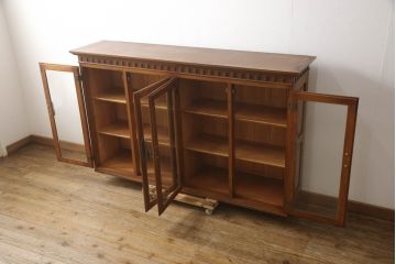 中古　希少モデル!!　横浜クラシック家具　ダニエル(Daniel)　スパニッシュシリーズ　脚(台輪)付きリメイク　樺材　気品溢れる佇まいが美しいサイドボード(サイドキャビネット、収納棚、戸棚、飾り棚、コレクションケース)(R-066303)