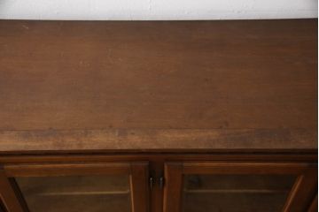中古　希少モデル!!　横浜クラシック家具　ダニエル(Daniel)　スパニッシュシリーズ　脚(台輪)付きリメイク　樺材　気品溢れる佇まいが美しいサイドボード(サイドキャビネット、収納棚、戸棚、飾り棚、コレクションケース)(R-066303)