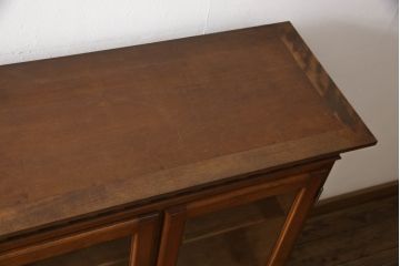 中古　希少モデル!!　横浜クラシック家具　ダニエル(Daniel)　スパニッシュシリーズ　脚(台輪)付きリメイク　樺材　気品溢れる佇まいが美しいサイドボード(サイドキャビネット、収納棚、戸棚、飾り棚、コレクションケース)(R-066303)