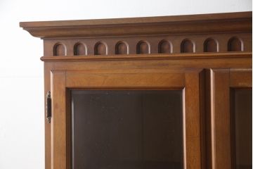 中古　希少モデル!!　横浜クラシック家具　ダニエル(Daniel)　スパニッシュシリーズ　脚(台輪)付きリメイク　樺材　気品溢れる佇まいが美しいサイドボード(サイドキャビネット、収納棚、戸棚、飾り棚、コレクションケース)(R-066303)