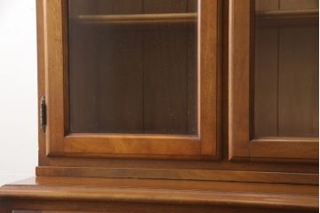 中古　希少モデル!!　横浜クラシック家具　ダニエル(Daniel)　スパニッシュシリーズ　脚(台輪)付きリメイク　樺材　気品溢れる佇まいが美しいサイドボード(サイドキャビネット、収納棚、戸棚、飾り棚、コレクションケース)(R-066303)