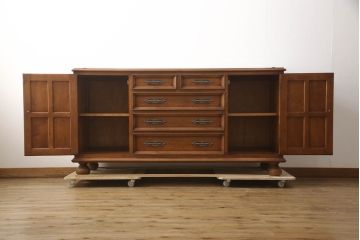 中古　希少モデル!!　横浜クラシック家具　ダニエル(Daniel)　天板リメイク　樺材　気品溢れる佇まいが美しいサイドボード(引き出し、収納棚、戸棚、サイドキャビネット、テレビ台、テレビボード)(R-066304)