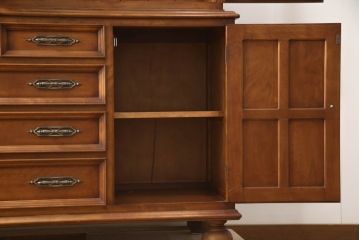 中古　希少モデル!!　横浜クラシック家具　ダニエル(Daniel)　天板リメイク　樺材　気品溢れる佇まいが美しいサイドボード(引き出し、収納棚、戸棚、サイドキャビネット、テレビ台、テレビボード)(R-066304)