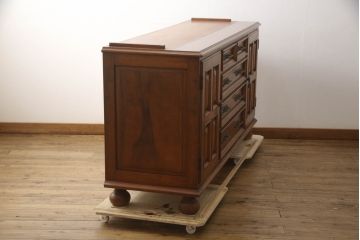 中古　希少モデル!!　横浜クラシック家具　ダニエル(Daniel)　天板リメイク　樺材　気品溢れる佇まいが美しいサイドボード(引き出し、収納棚、戸棚、サイドキャビネット、テレビ台、テレビボード)(R-066304)