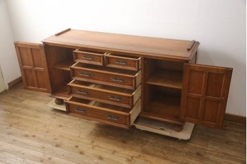 中古　希少モデル!!　横浜クラシック家具　ダニエル(Daniel)　天板リメイク　樺材　気品溢れる佇まいが美しいサイドボード(引き出し、収納棚、戸棚、サイドキャビネット、テレビ台、テレビボード)(R-066304)