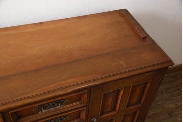 中古　希少モデル!!　横浜クラシック家具　ダニエル(Daniel)　天板リメイク　樺材　気品溢れる佇まいが美しいサイドボード(引き出し、収納棚、戸棚、サイドキャビネット、テレビ台、テレビボード)(R-066304)