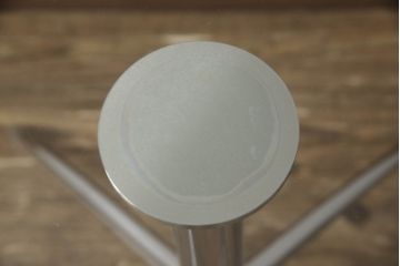 中古　短期使用　極美品　北欧家具　ノルウェー製　Stressless Urban table(ストレスレス・アーバンテーブル)　Sサイズ　洗練されたモダンデザインがお洒落なガラステーブル(回転テーブル、丸テーブル、ラウンドテーブル、カクテルテーブル、サイドテーブル、コーヒーテーブル)(R-066305)